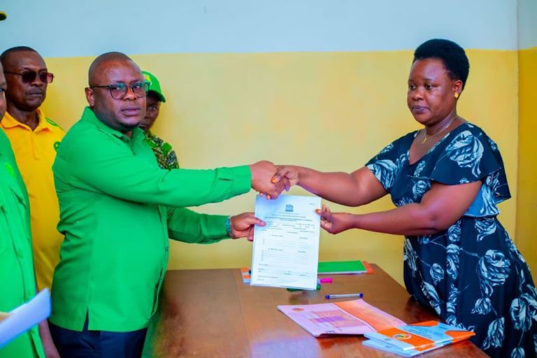 KIMWANGA ACHUKUA FOMU YA UDIWANI MAKURUMLA