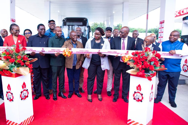 KAPINGA AZINDUA KITUO MAMA CHA GESI ASILIA ILIYOSHINDILIWA (CNG) JIJINI DAR ES SALAAM