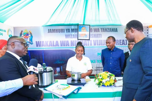 REA KUFIKISHA UMEME NA NISHATI SAFI YAKUPIKIA KATIKA VITONGOJI