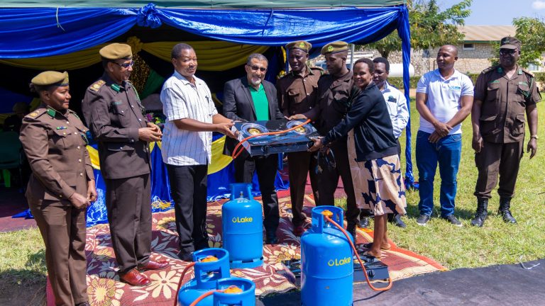 SERIKALI YAZIDI KUHAMASISHA NISHATI SAFI, YATOA MITUNGI 225 KWA WATUMISHI GEREZA KUU MAWENI