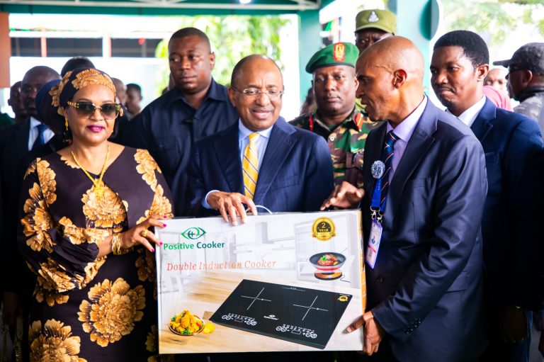 RAIS MWINYI ATEMBELEA BANDA LA NISHATI MAONESHO YA SABASABA