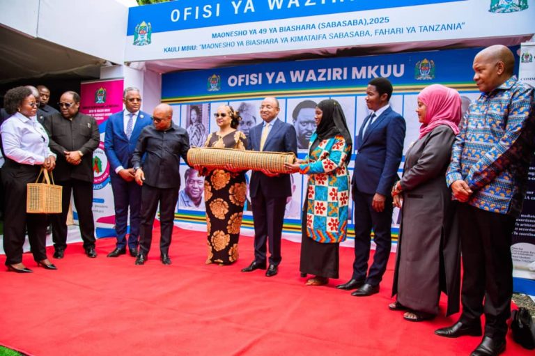 RAIS MWINYI AJIONEA MIFUMO MBALIMBALI BANDA LA OFISI YA WAZIRI MKUU SABASABA