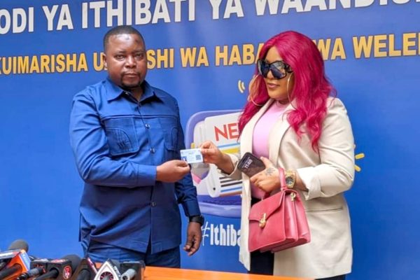 JAB YAMUONYA DIVA KUKIUKA MAADILI, YAMKABIDHI PRESSCARD