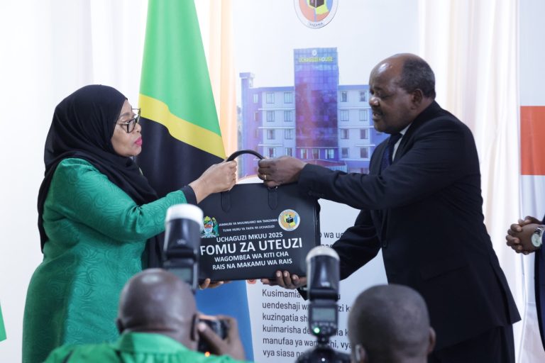 MGOMBEA URAIS CCM ACHUKUA FOMU KUGOMBEA KITI CHA URAIS 2025, APOKEWA KWA DUA NA MICHANGO YA WANANCHI CHAMWINO