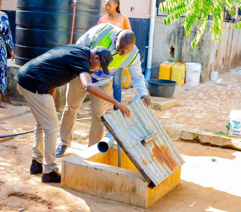 DC MSANDO MTAA KWA MTAA KUKAGUA HUDUMA YA MAJI