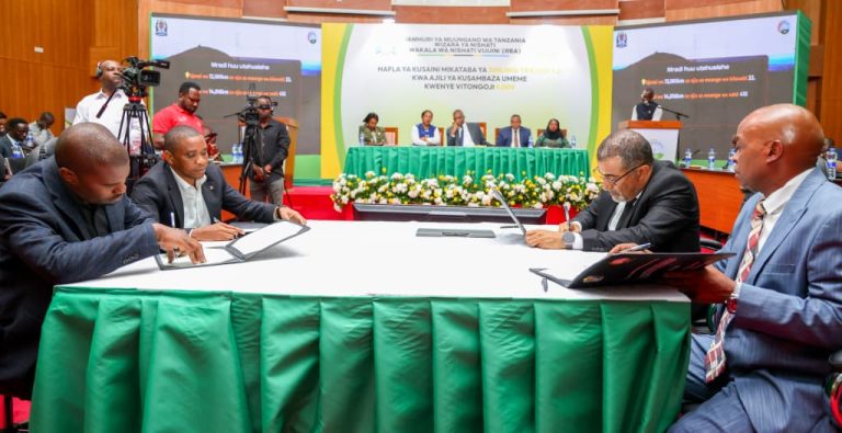 REA YASAINI MIKATABA YA TRILIONI 1.2 YA KUSAMBAZA UMEME KATIKA VITONGOJI 9,009