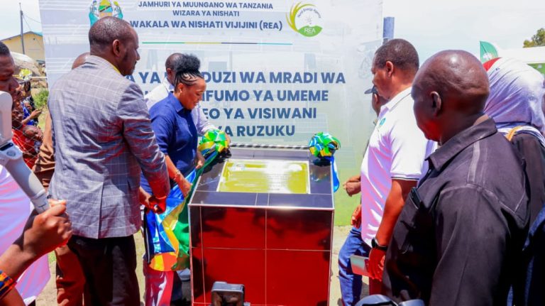 MRADI WA KUFUNGA MIFUMO YA UMEME JUA MAENEO YA VISIWANI KWA BEI YA RUZUKU WAZINDULIWA