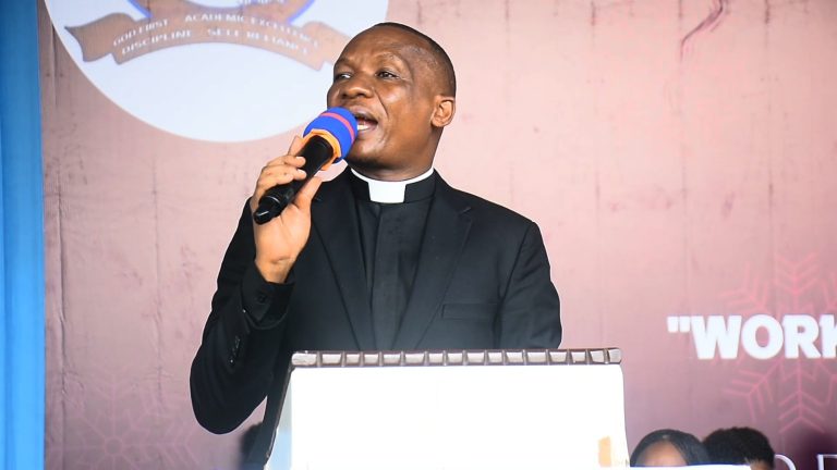 MCHUNGAJI KIMARO:SERIKALI HAIWEZI KUAJIRI WATU WOTE