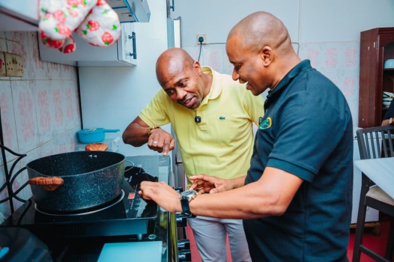MAULIDI KITENGE AUNGANA NA TANESCO KUHAMASISHA NISHATI SAFI YA KUPIKIA KWA UMEME