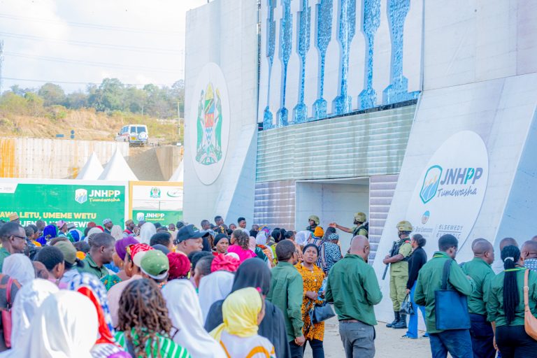 WANANCHI WAFURIKA KUSHUHUDIA  UZINDUZI WA KITUO CHA KIHISTORIA CHA JNHPP